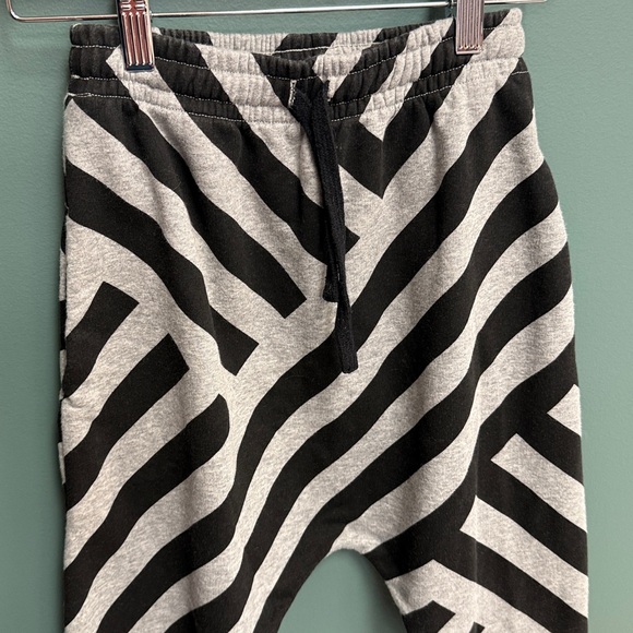 Like new! Nununu 8/9 striped sweatpants - Picture 2 of 5